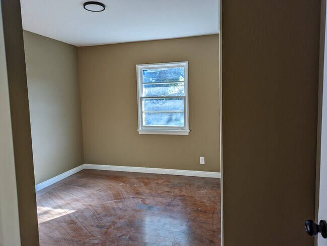 Building Photo - 2 br + bonus living area, in a quiet neighborhood near the 10 fwy