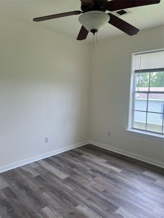 Building Photo - 827 Algoa-Friendswood Rd