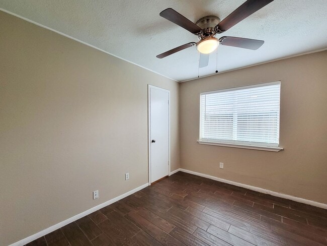 Building Photo - BEAUTIFUL 3 BEDROOM 2 BATH UPDATED HOME WI...