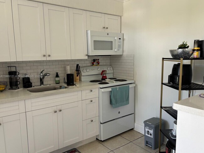 Building Photo - 3901 SW 109th Ave