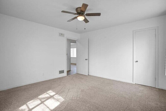 Building Photo - 3/1/1 close to medical and Texas Tech. Neutral colors.. Updated bath