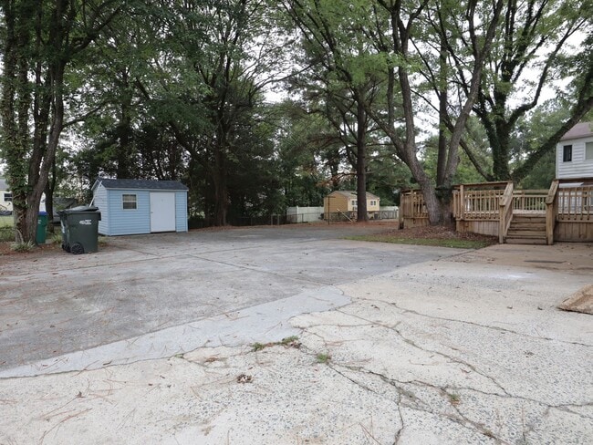 Building Photo - Newly Updated 3-Bed / 1.5-Bath Home with Deck