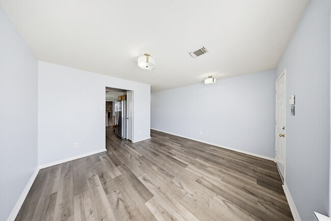 Building Photo - 627 Regal Hollow Ln