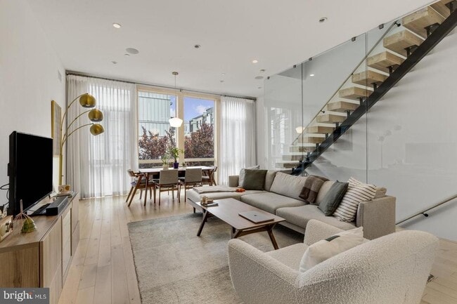 Building Photo - 1108 N Bodine St