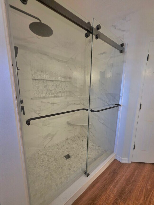 Building Photo - Inviting Woodridge Manor 3/2 Home with Fireplace and Fenced Yard