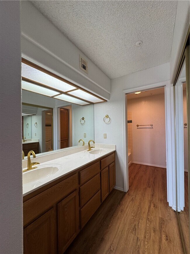 Building Photo - 2022 Merrill Ln