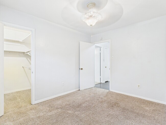 Building Photo - 1402 Village Dr