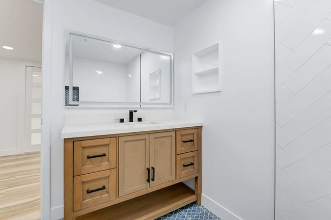 Building Photo - This unit offers a cozy and private 1-bedr...