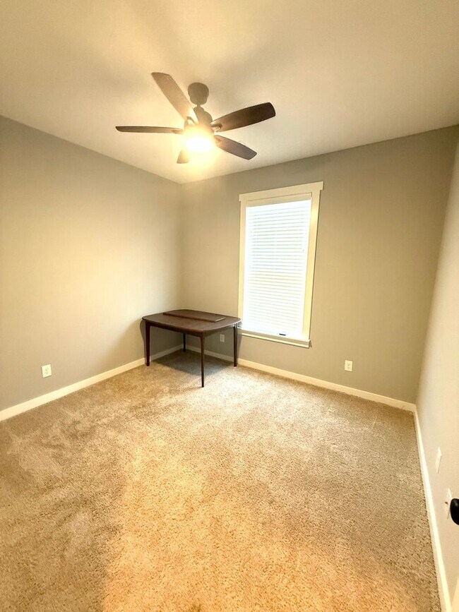 Building Photo - ** 4 Bed 2.5 Bath Located beside Park Cros...