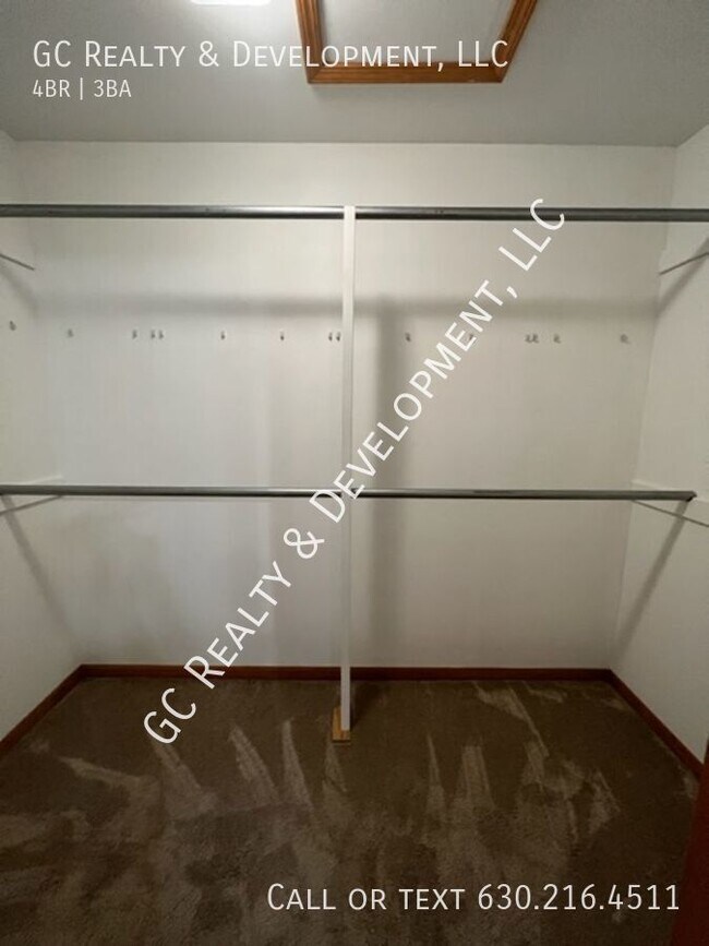 Building Photo - ***MUST SEE! 4 BDRM / 2.5 BTH / LARGE CORN...