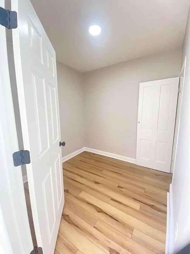 Building Photo - 400 N Bradford St