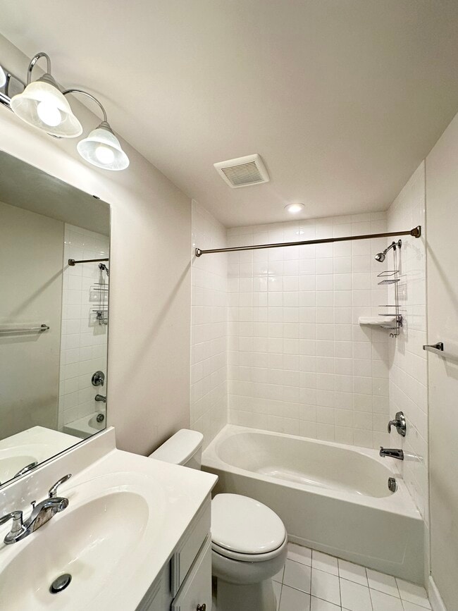 Building Photo - 131 Albany Pl