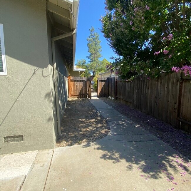 Building Photo - Beautiful Duplex in Rockin, CA!