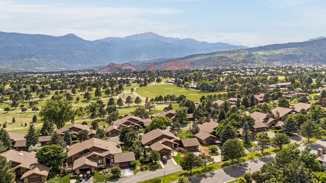 Building Photo - Fully Furnished Executive Townhome in Kiss...
