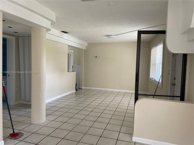 Building Photo - 6108 Cresthaven Ct