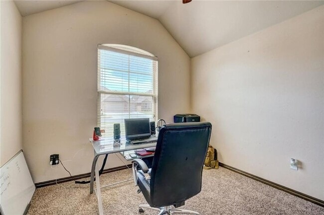 Building Photo - St James Park Home in Norman - Community Pool!  Available in April!