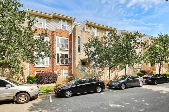 Building Photo - Spacious 2BD/2.5BA Condo in NODA!