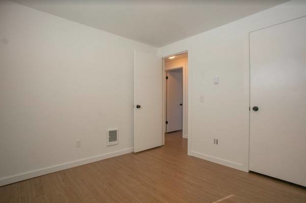 Building Photo - 102 E Hattie Ave