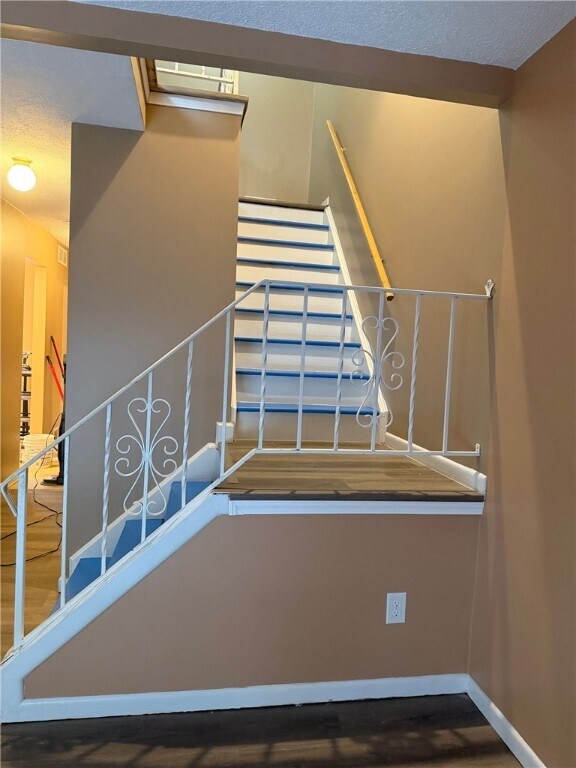 Building Photo - 553 French Rd