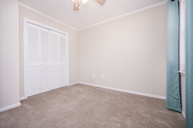 Building Photo - 415 Parkdale Dr