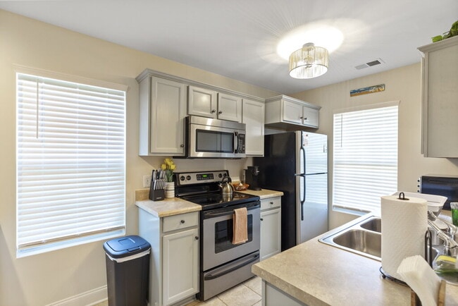 Building Photo - 2 bed, 2 bath, Furnished for Short Term Le...