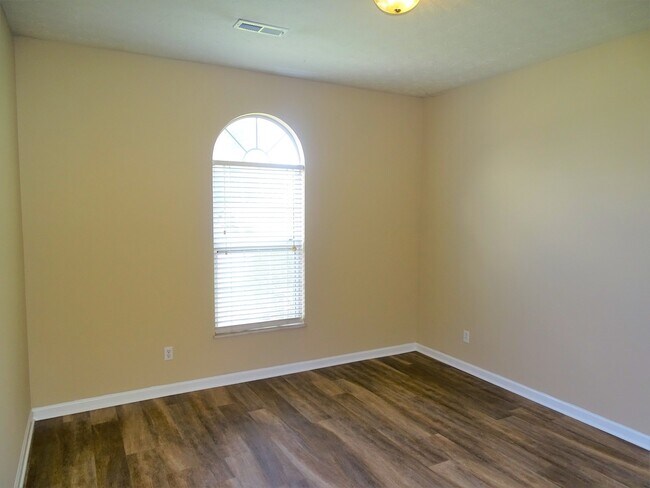 Building Photo - One Level Living! Updated 3BR / 2BA in Pri...
