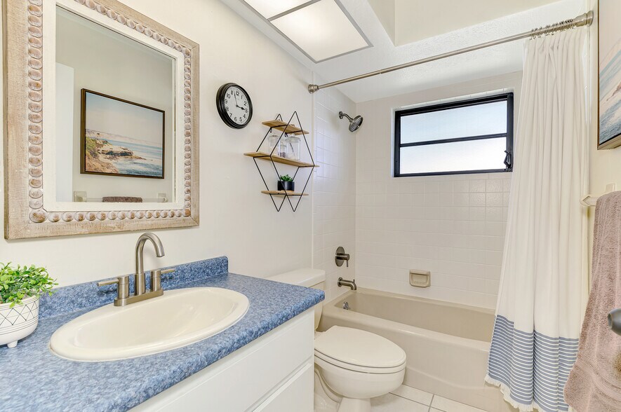 Building Photo - 2221 Pine View Cir