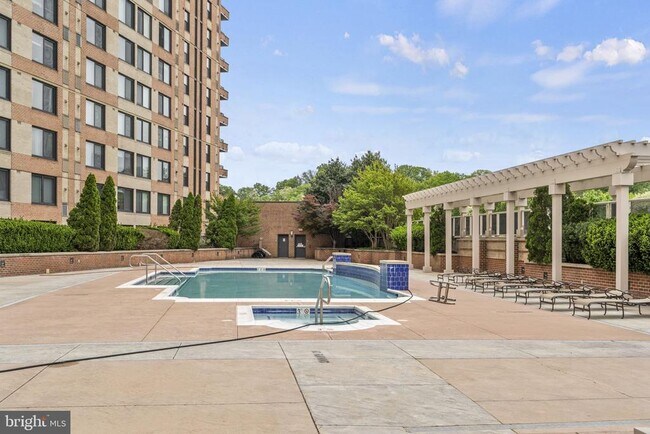 Building Photo - 2451 Midtown Ave