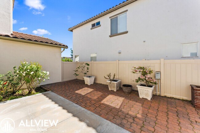 Building Photo - Bright & Spacious 3-Bedroom 2.5 Bath Home in Gated Oak Creek Community