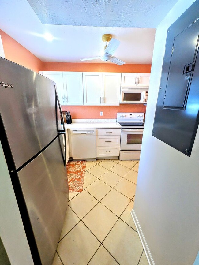 Building Photo - Seasonal, short or annual turnkey furnishe...