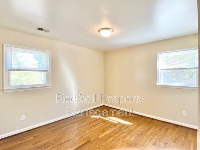 Building Photo - 146 Linbrook Dr