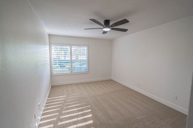 Building Photo - 4-Bedroom Plus Bonus Room Home with Golf Course Views & Community Pool in Valencia!