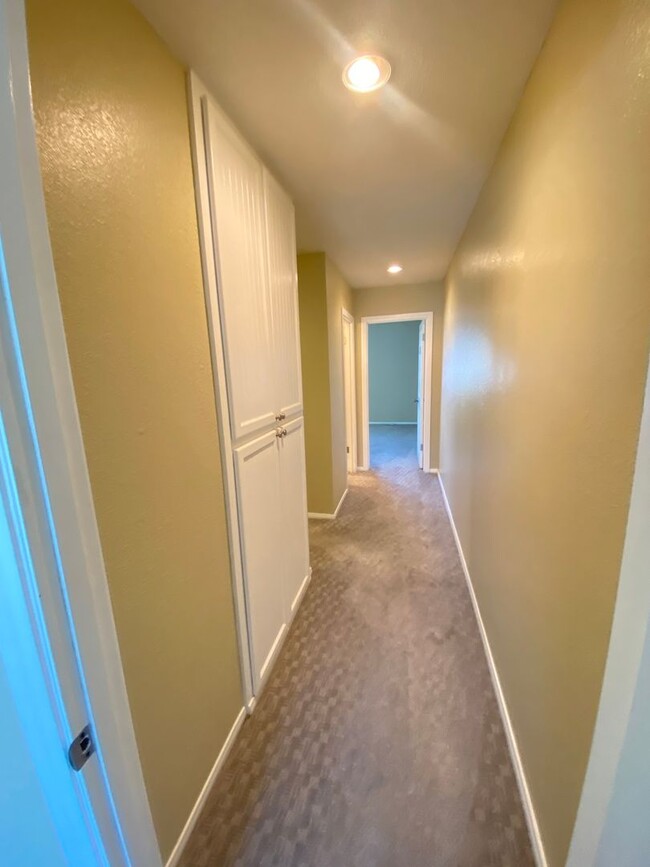 Building Photo - Two Bedroom Huntington Beach Townhouse w/ ...