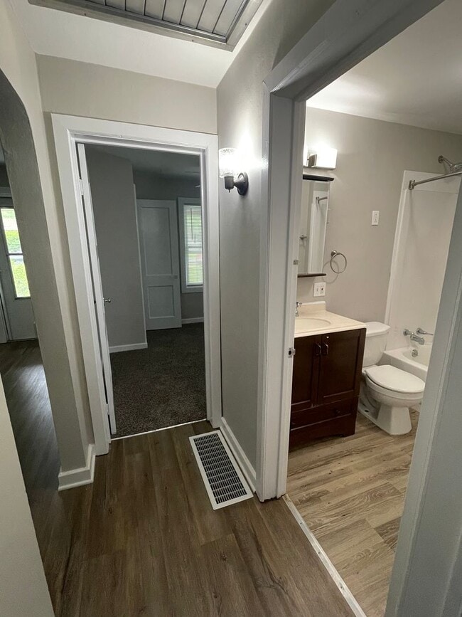 Building Photo - Remodeled 2 Bedroom Home Available NOW