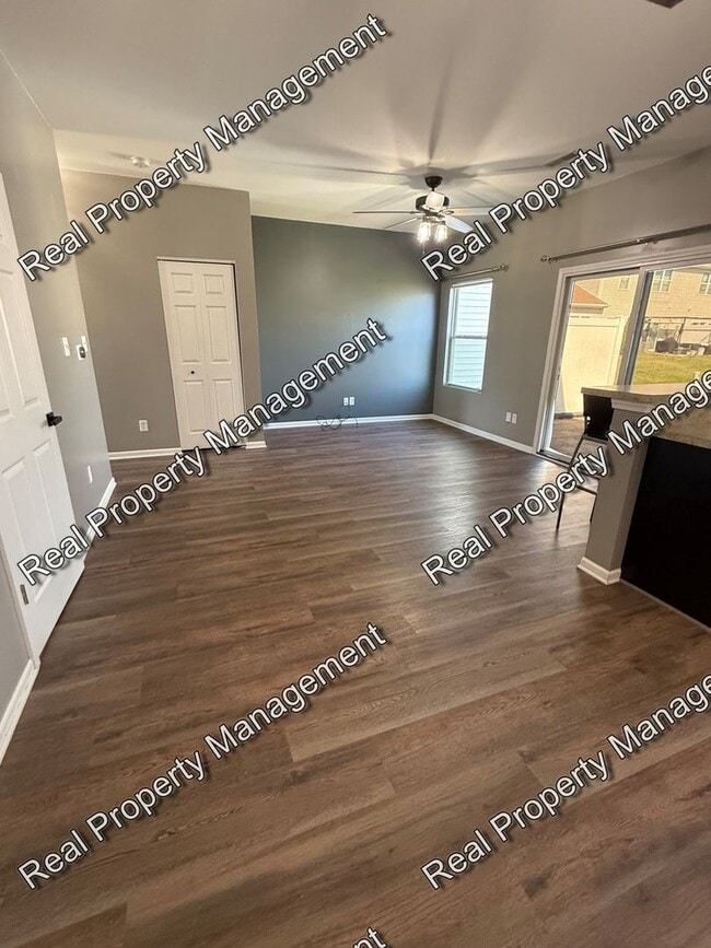 Building Photo - 2 Bedroom Townhome