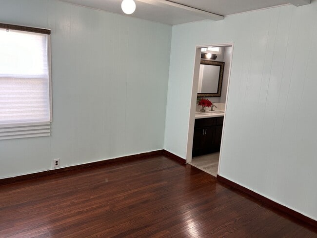 Building Photo - Well Maintained 3 Bedroom, 2 Bath Home