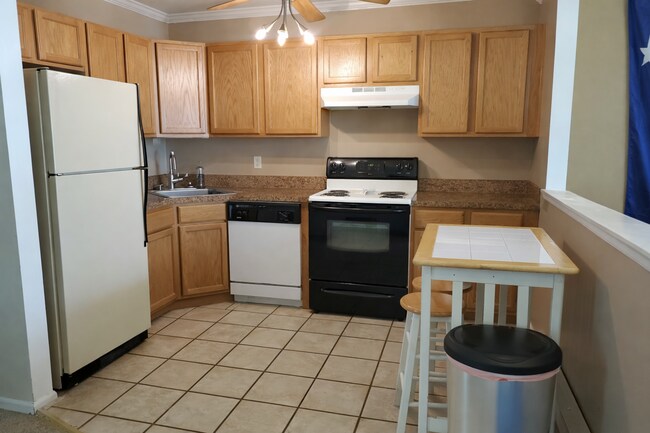 Building Photo - Charming 3 Bedroom, 2 Bath End Row Townhouse in Millersville - In-unit Laundry