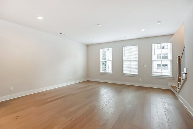 Building Photo - NEW TOWNHOME W/ ROOFTOP TERRACE @ 5West Te...