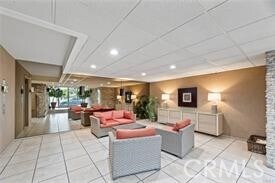 Building Photo - 525 N Sycamore Ave