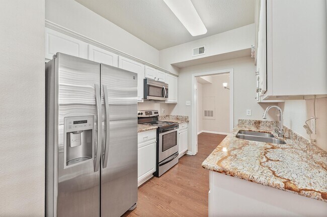 Building Photo - 2255 Braeswood Park Dr
