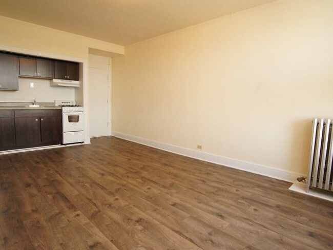 Building Photo - 3335 W Diversey Ave