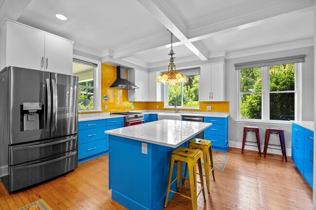 Building Photo - Gorgeous and Spacious 3 Bedroom Ranch in T...