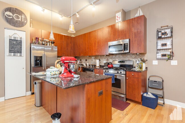 Building Photo - 648 W 16th St