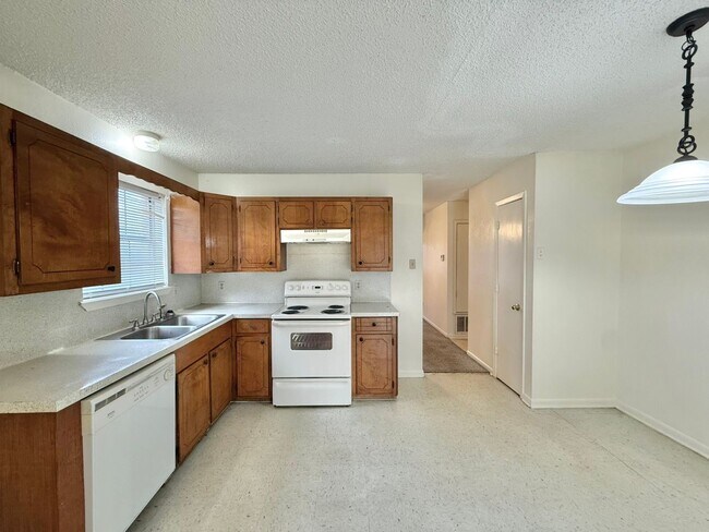 Building Photo - Available! 2 Bedroom 1 Bath Close to Everything! Longview, TX!