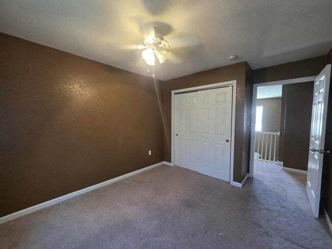 Building Photo - Beautiful Town House