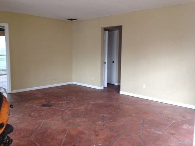 Building Photo - Large 4 -2 house in sw area ! Off Davie blvd