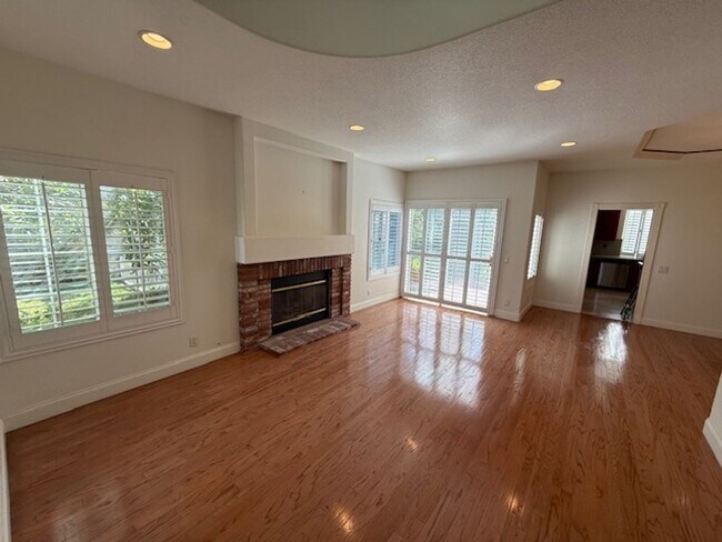 Building Photo - Over 3000 sq feet in Trabuco Canyon