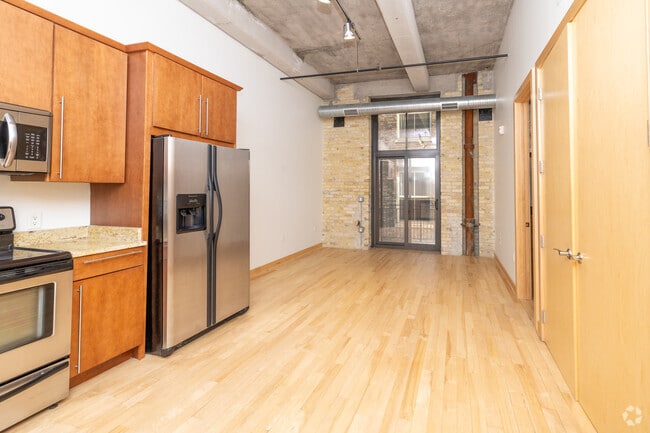 1BR, 1BA - 575SF - Living Room - 239 E Chicago St