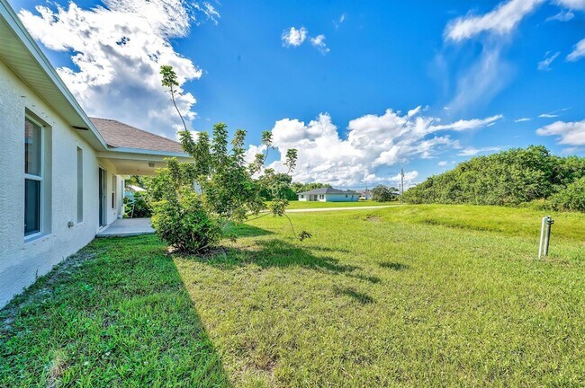 Building Photo - 446 SW S Quick Cir