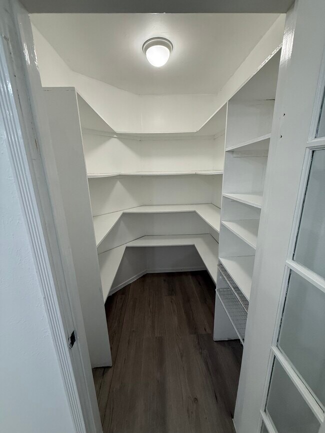 Building Photo - 125 London Ln